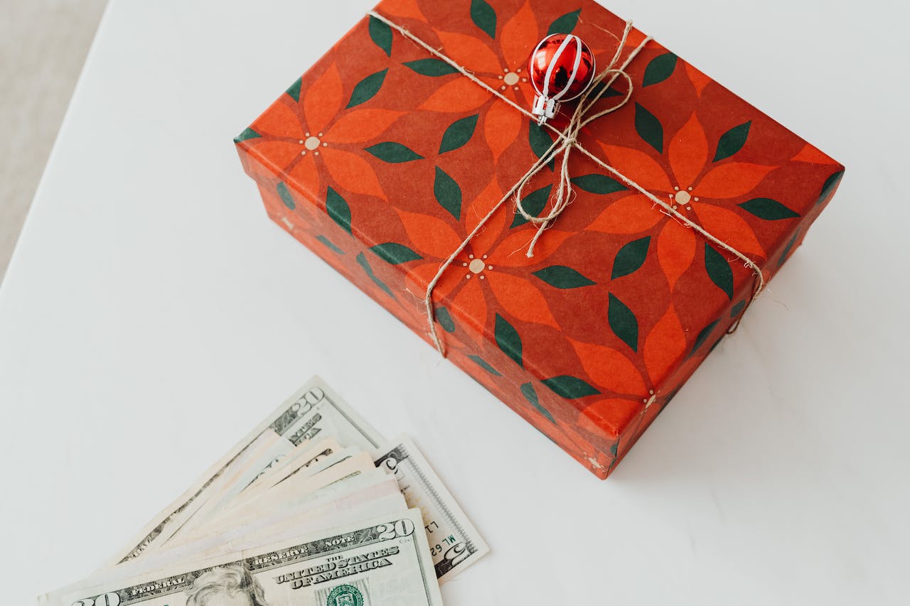 Give Yourself the Gift of Savings: The Holiday Financial Checklist